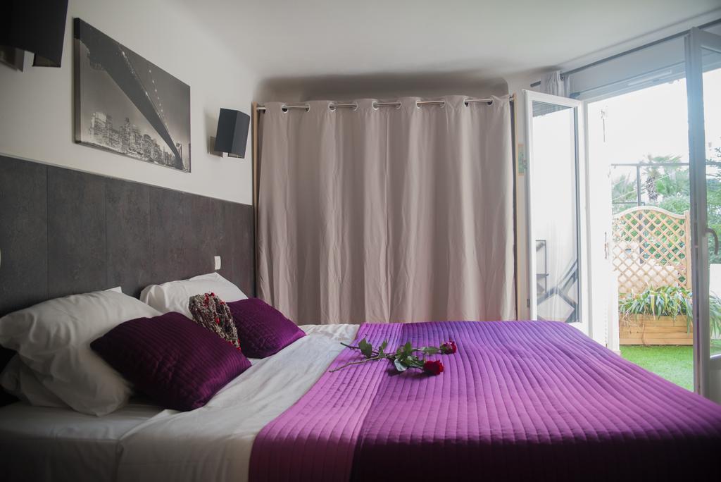Brit Hotel Colbert ฌวง-เลส์-แป็งส์ ภายนอก รูปภาพ