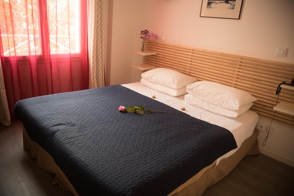 Brit Hotel Colbert ฌวง-เลส์-แป็งส์ ภายนอก รูปภาพ