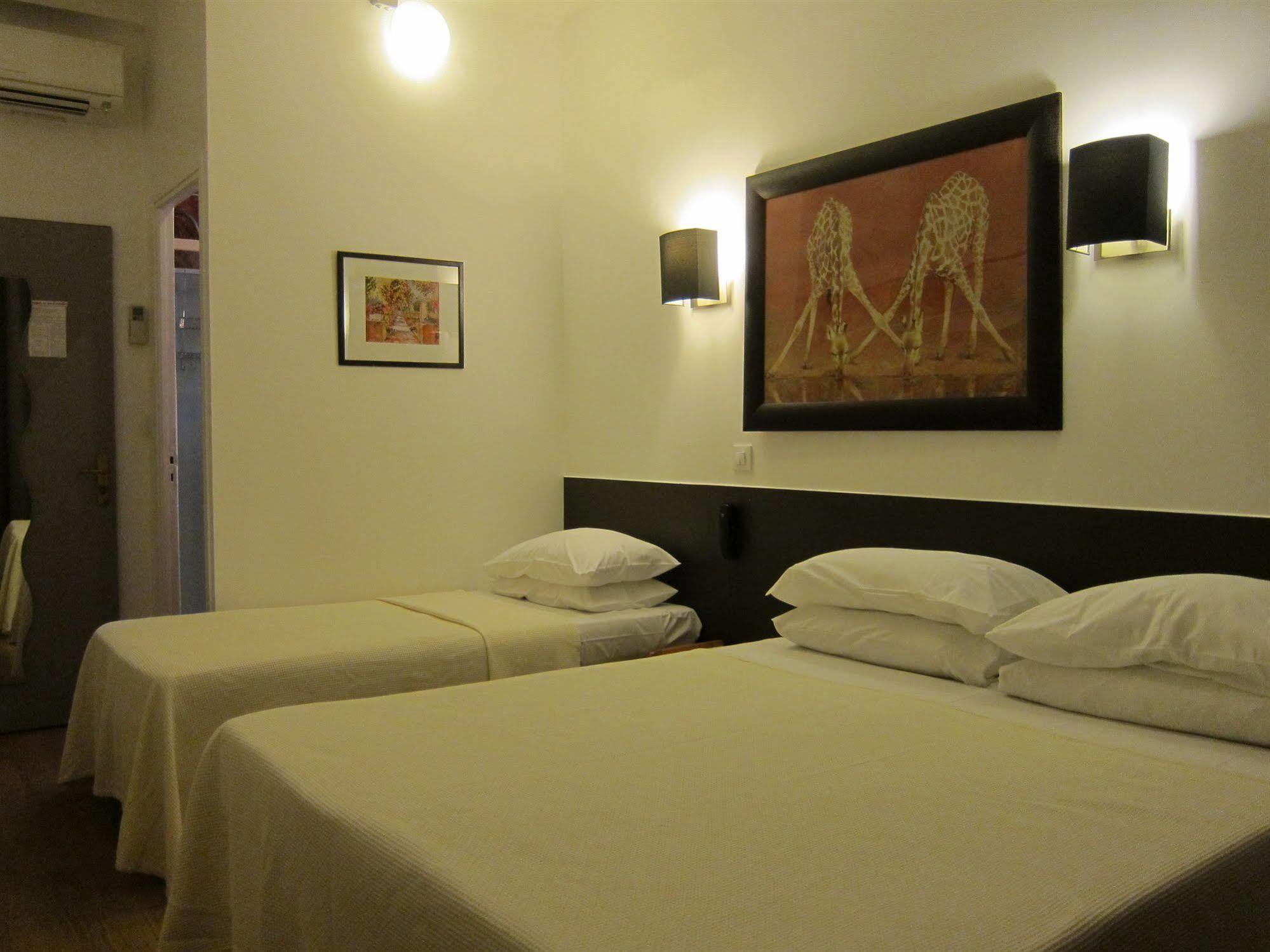 Brit Hotel Colbert ฌวง-เลส์-แป็งส์ ภายนอก รูปภาพ