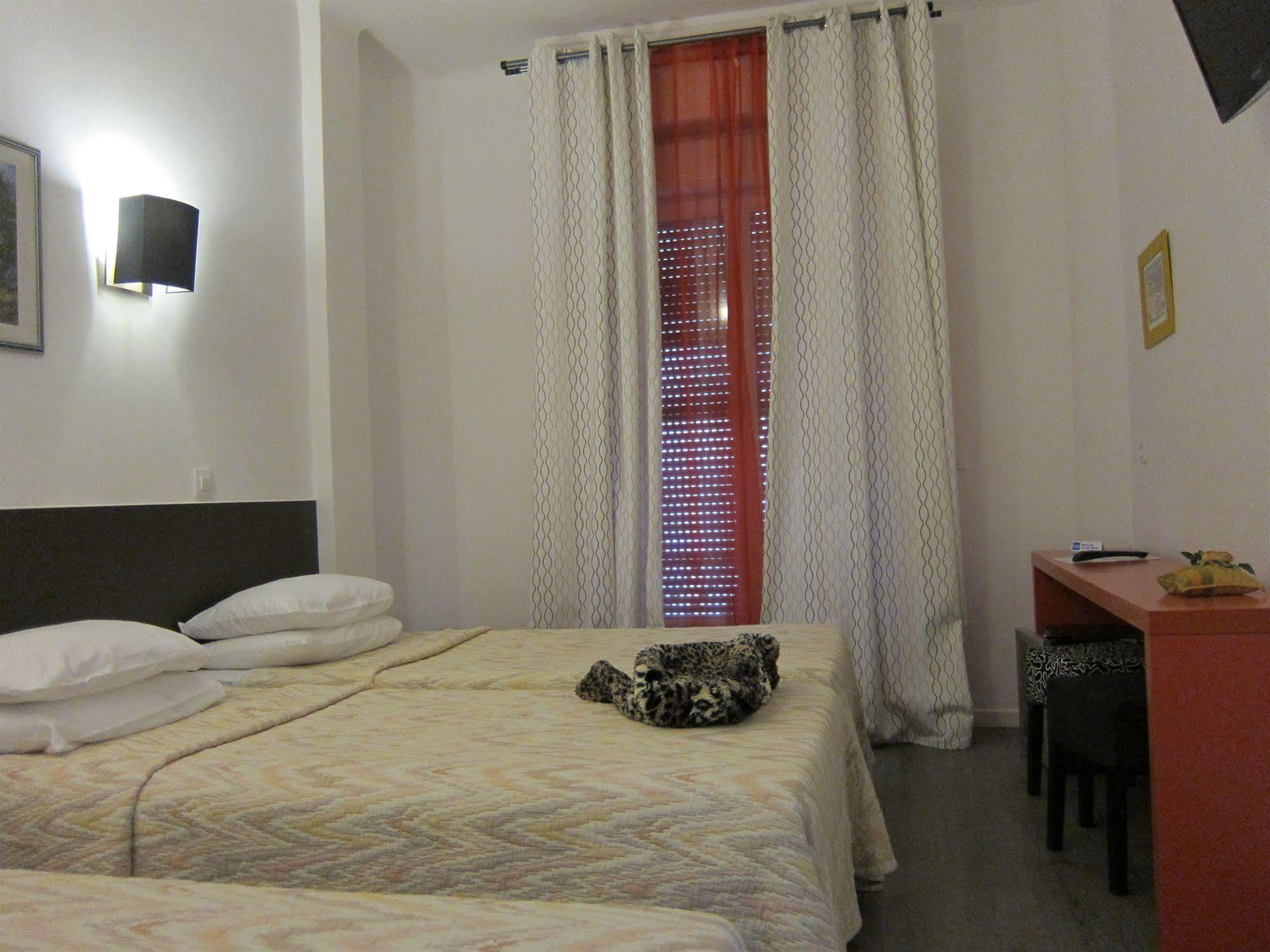 Brit Hotel Colbert ฌวง-เลส์-แป็งส์ ภายนอก รูปภาพ