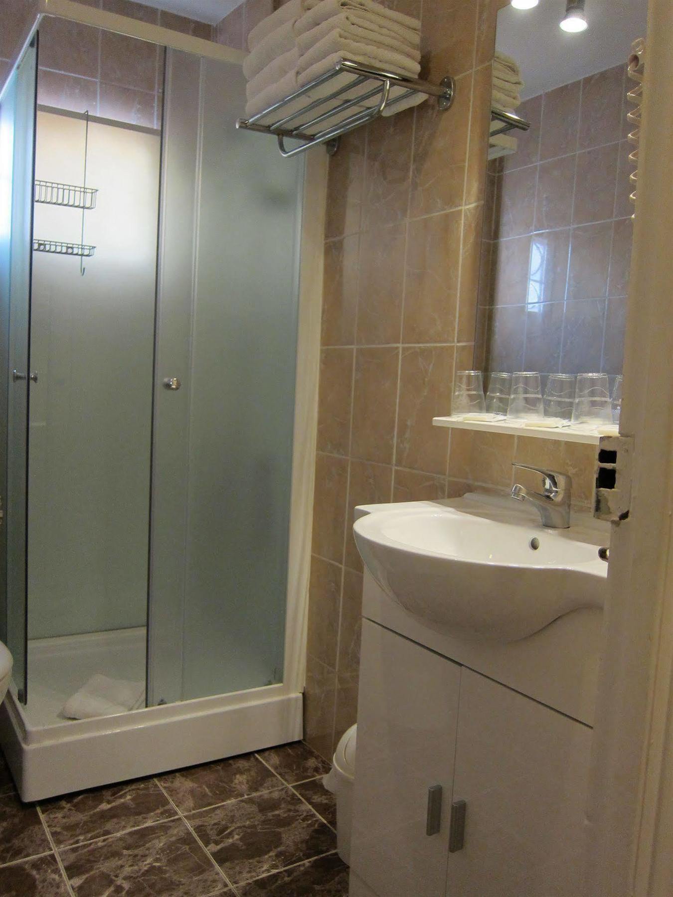 Brit Hotel Colbert ฌวง-เลส์-แป็งส์ ภายนอก รูปภาพ