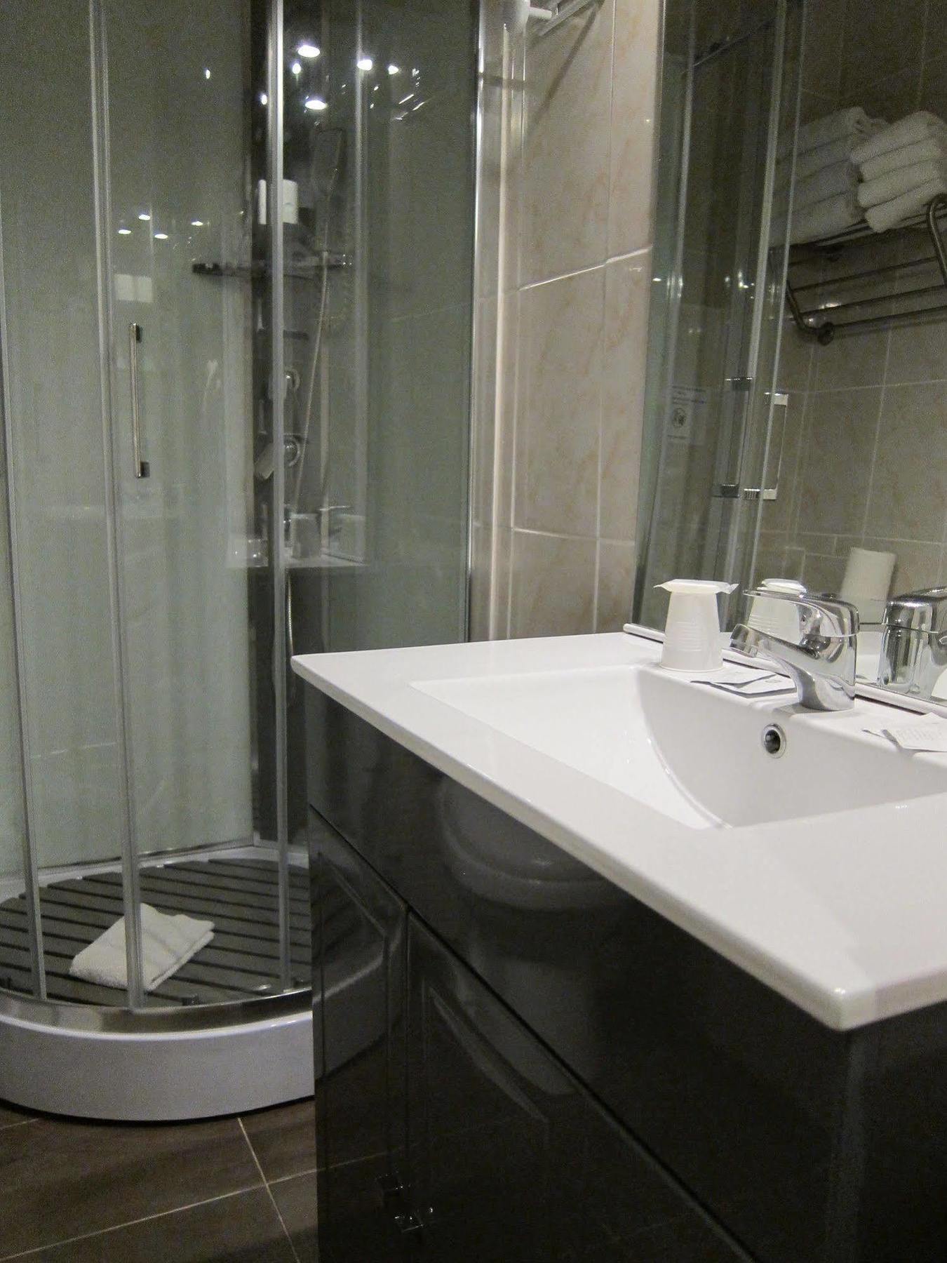 Brit Hotel Colbert ฌวง-เลส์-แป็งส์ ภายนอก รูปภาพ