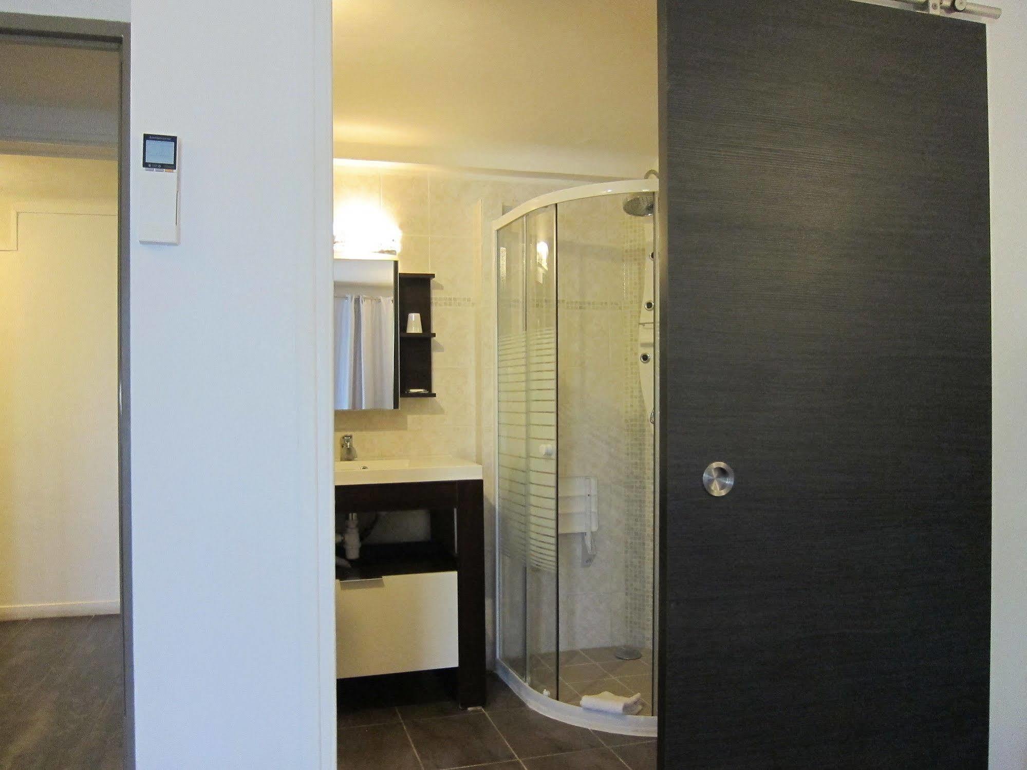 Brit Hotel Colbert ฌวง-เลส์-แป็งส์ ภายนอก รูปภาพ