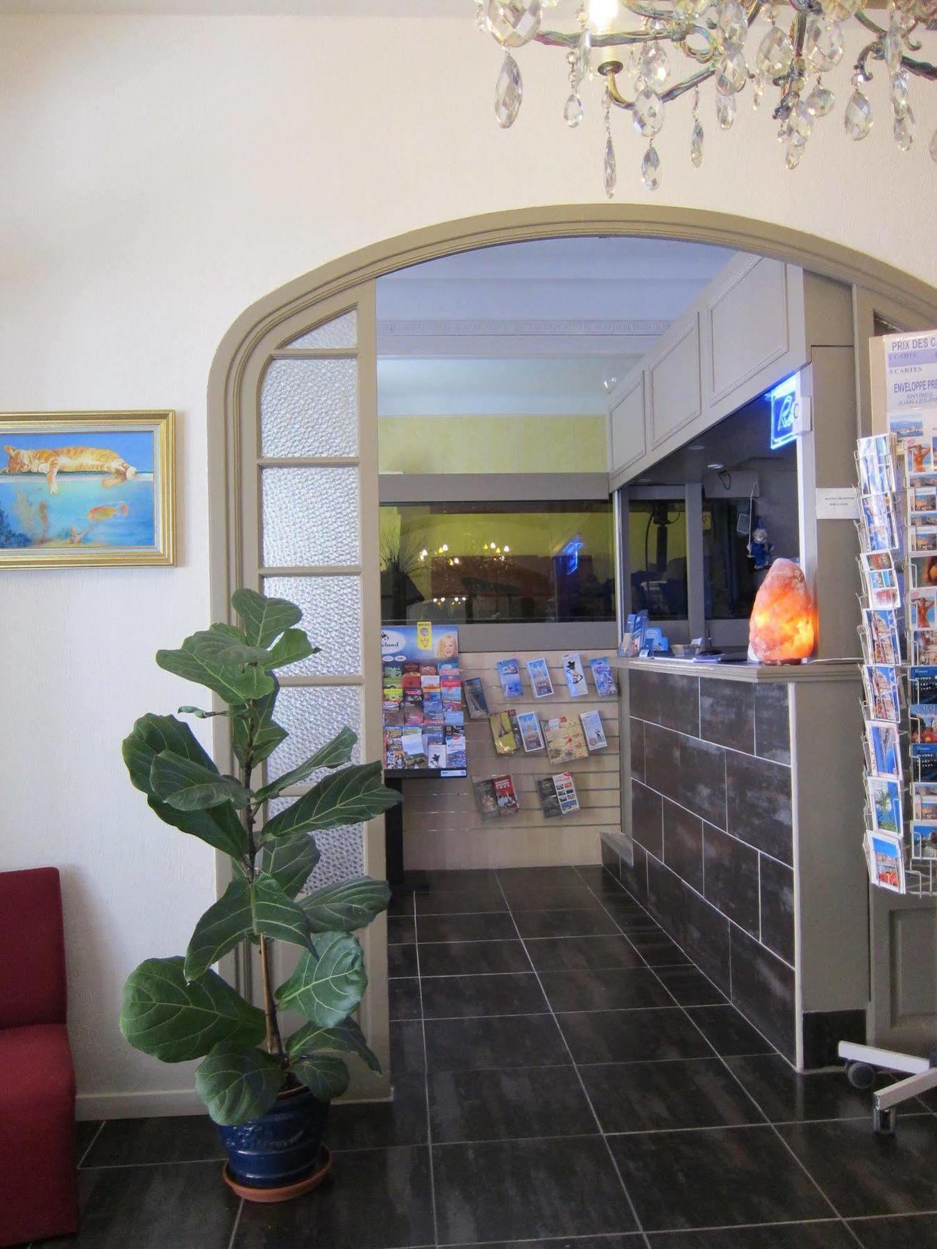 Brit Hotel Colbert ฌวง-เลส์-แป็งส์ ภายนอก รูปภาพ