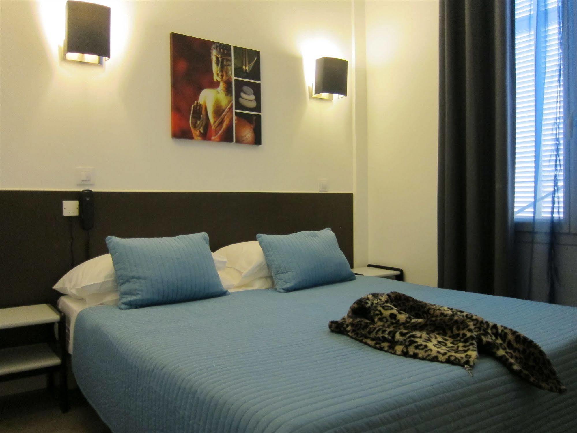Brit Hotel Colbert ฌวง-เลส์-แป็งส์ ภายนอก รูปภาพ