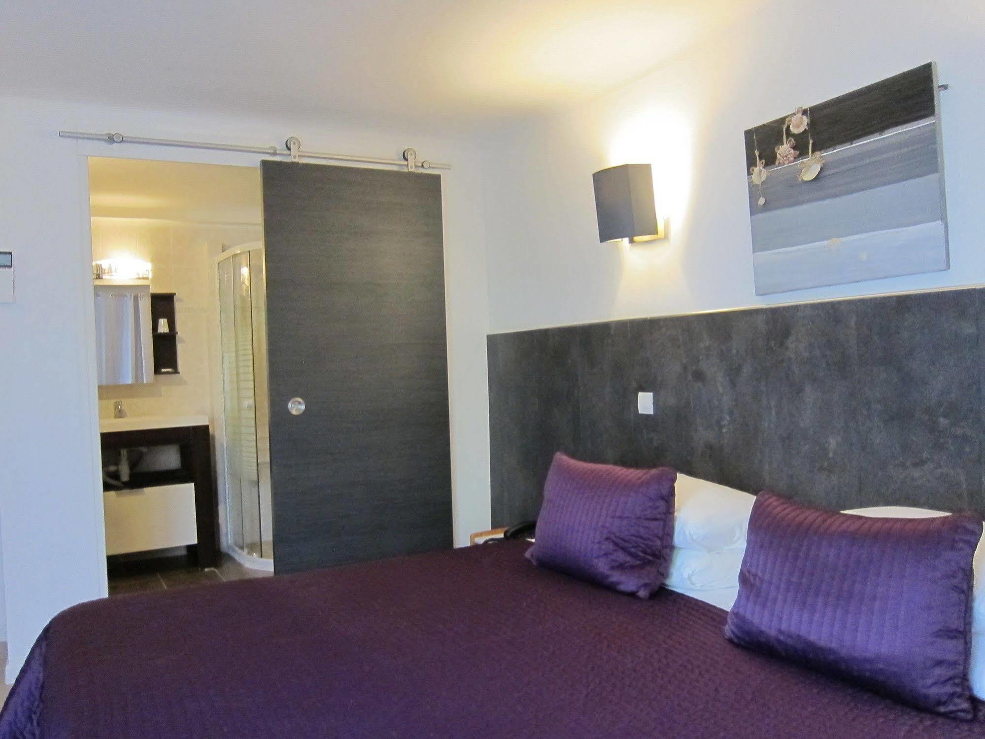 Brit Hotel Colbert ฌวง-เลส์-แป็งส์ ภายนอก รูปภาพ