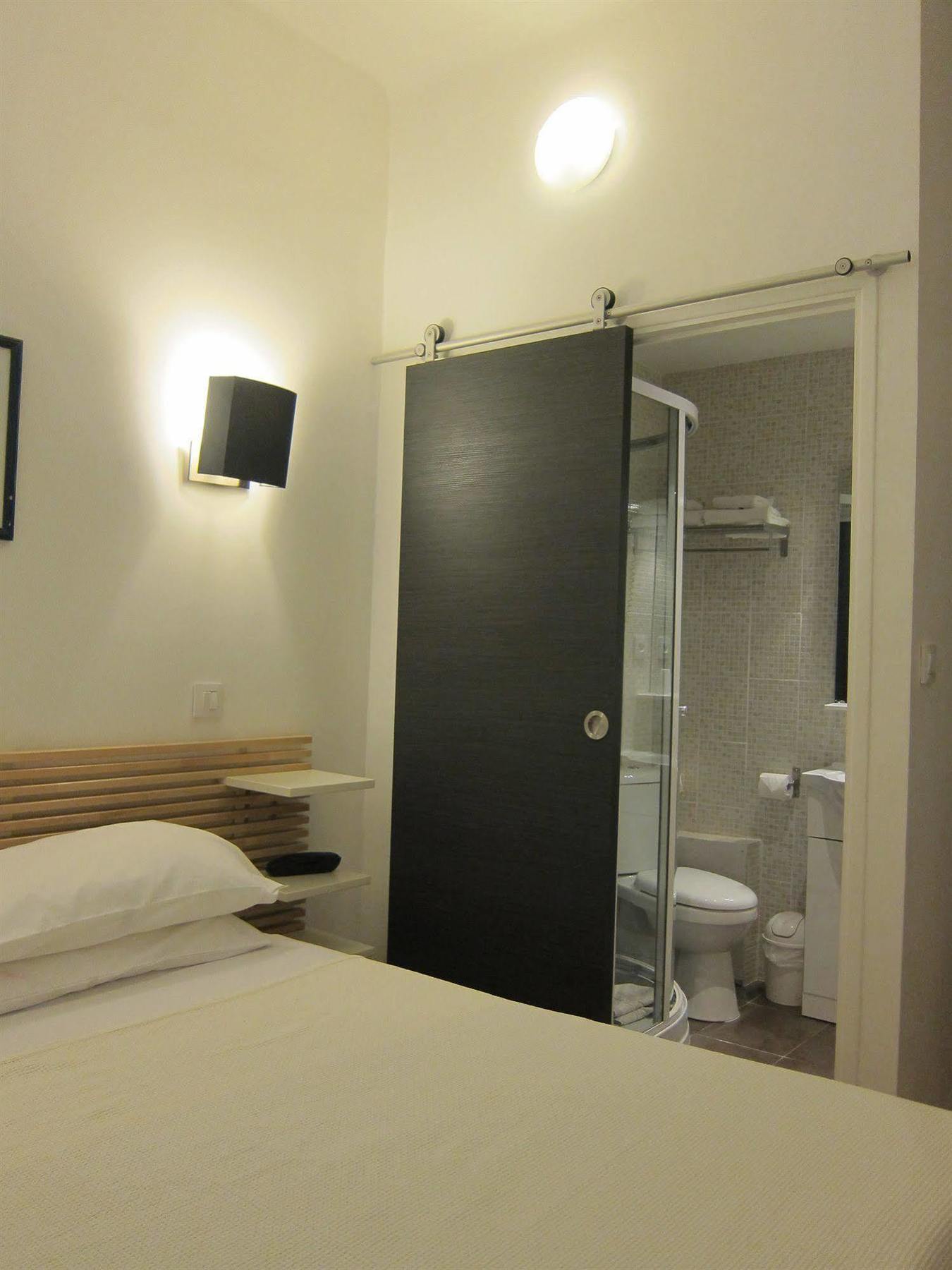 Brit Hotel Colbert ฌวง-เลส์-แป็งส์ ภายนอก รูปภาพ