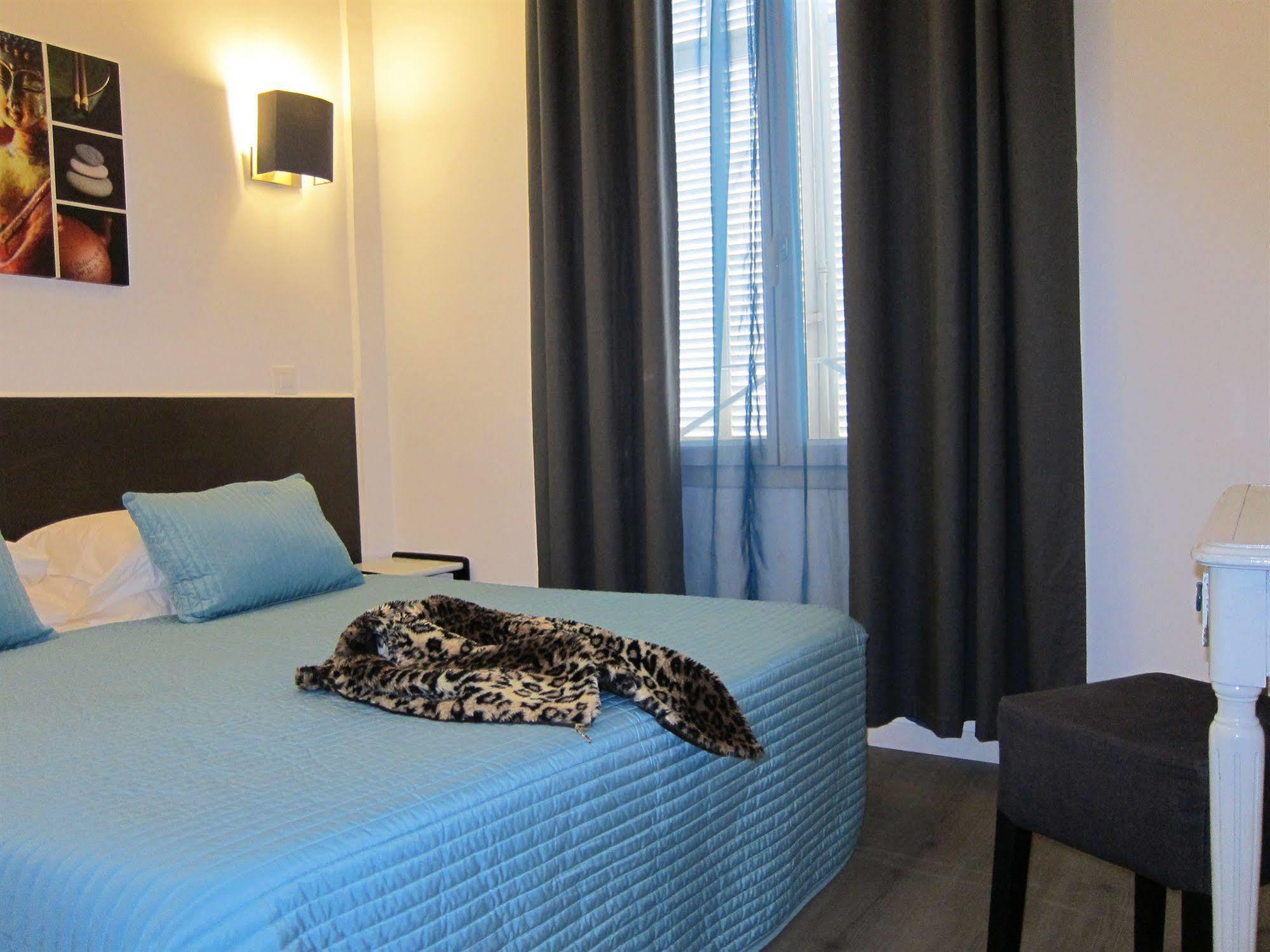 Brit Hotel Colbert ฌวง-เลส์-แป็งส์ ภายนอก รูปภาพ