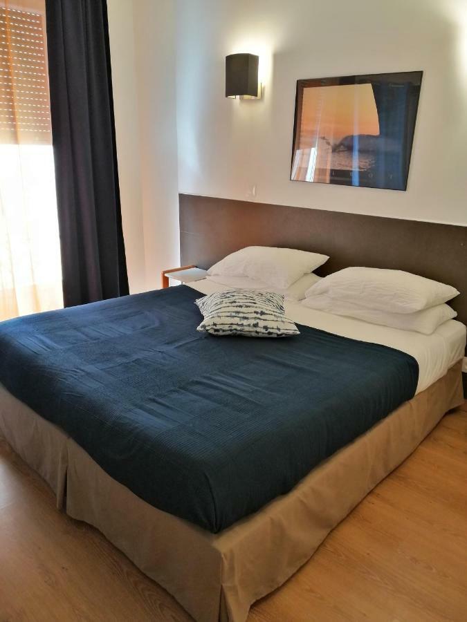 Brit Hotel Colbert ฌวง-เลส์-แป็งส์ ภายนอก รูปภาพ